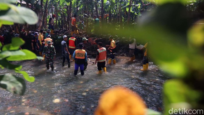 Tiga tanggul di aliran Sungai Cicadas Baru, Kota Bandung jebol. Dinas Pekerjaan Umum (DPU) Kota Bandung kini membangun tanggul sementara.