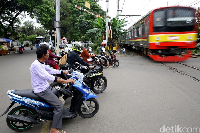Palang Pintu KA Rusak Ancam Keselamatan Pengendara Perlintasan KA terlihat tanpa palang pintu di kawasan Bumi Bintaro Permai, Jakarta. Palang tersebut rusak sehingga mengancam keselamatan para pengendara.