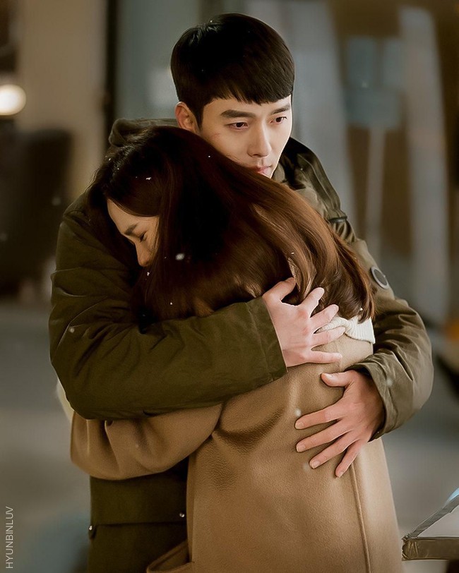 Momen romantis terjadi di episode 10 saat Yoon Se Ri dan Ri Jeong Hyeok akhirnya bertemu lagi setelah terpisah sesaat ketika Se Ri sudah meninggalkan Korea Utara. Diam-diam Ri Jeong Hyeok menyusul Se Ri ke Korea Selatan. Keduanya pun berpelukan melepas rindu saat pertamakali berjumpa setelah terpisah lama. Foto: Dok. tvN