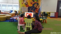 Dinding dan tiang ruangan juga dihiasi gambar-gambar yang diambil dari cerita-cerita rakyat. (Syanti/detikcom)