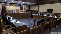 Sidang kali ini beragendakan mendengarkan keterangan saksi. Saksi yang hadir dalam sidang itu adalah seorang wiraswasta Indiana alias Nino.