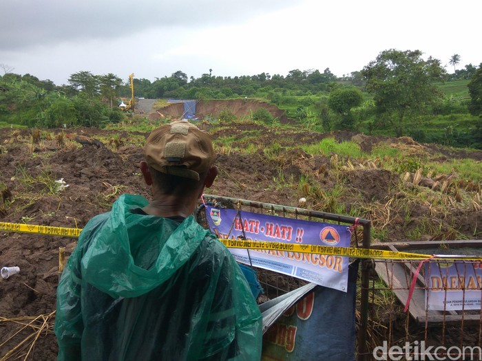 Longsor masih terjadi di KM 118 Tol Cipularang