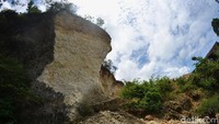 Warga sekitar mengatakan, sekitar setahun lalu, ketika penambangan ilegal masih berlangsung. Terjadi longsor di bukit kapur. Bongkahan batu kapur sebesar rumahnya jatuh dari atas bukit. Beruntung bongkahan besar itu mendarat persis di tanah kosong samping rumahnya.