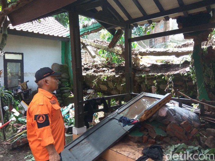 Air bah jebol 10 rumah warga di Padalarang