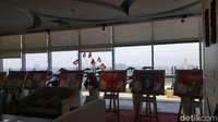 Di lounge kamu juga bisa melihat pameran-pameran budaya yang ditampilkan di estalase. Serta poster-poster Presiden RI yang disusun membelakangi pemandangan Kota Jakarta. Epik! (Syanti/detikcom)