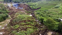 Begini penampakan terini lokasi longsor di pinggir ruas Jalan Tol Cipularang KM 118+600, Senin (17/2/2020).