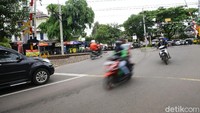 Beberapa pengendara nakal bahkan nekat menerobos perlintasan.