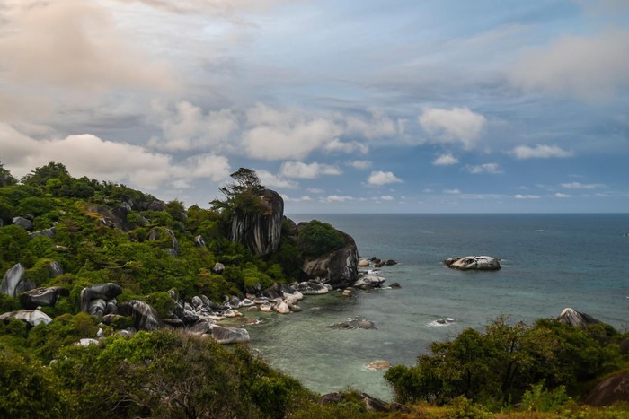 Tanjung Senubing, di Bunguran Timur, Natuna, Kepulauan Riau, menyajikan pemandangan batuan yang indah. Yuk kita lihat.