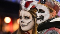 Penyelenggaraan parade karnaval hantu ini sukses menarik perhatian warga dan wisatawan di sana.
