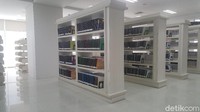 Koleksi di Layanan Disabilitas dan Lansia bisa dikatakan lengkap. Di sini terdapat buku biasa berjumlah 1.000, buku Braile 3.000 dan audio book 800 Di sini juga ada komputer yang bisa bicara serta ruang audio. (Syanti/detikcom)