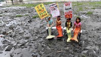 Begini penampakan aksi para duyung cilik saat melakukan kampanye setop buang sampah ke sungai.