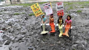 Aksi Duyung Cilik Tolak Buang Sampah di Sungai