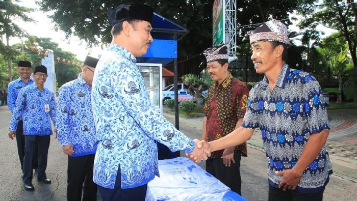 pemkab banyuwnagi serahkan bantuan ke UMKM