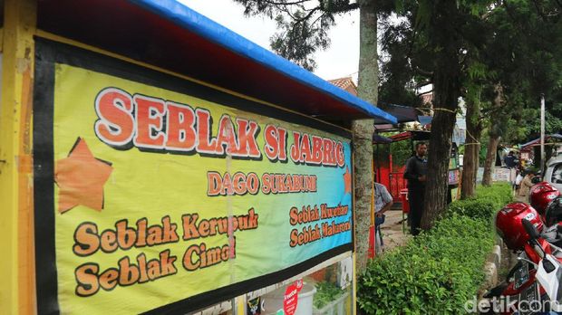 Seruput Es Wik Wik dan Ngemil Seblak Jabrig di Dago Sukabumi