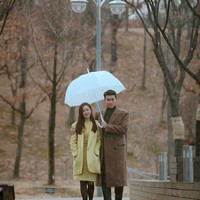 Adegan throwback yang ditampilkan di episode 15 Crash Landing On You ini memperlihatkan keromantisan seorang Ri Jeong Hyeok. Dia begitu melindungi Yoon Se Ri sampai-sampai rela dirinya kehujanan karena sebagian besar payung berada di sisi sang kekasih. Foto: Dok. tvN