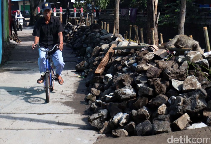DPU Kota Bandung Bangun Tanggul Sementara Cegah Banjir Tiga tanggul di aliran Sungai Cicadas Baru, Kota Bandung jebol. Dinas Pekerjaan Umum (DPU) Kota Bandung kini membangun tanggul sementara.