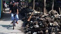 Pantauan detikcom, Senin (17/2/2020) tiga tanggul sungai jebol itu ada di Kelurahan Cijaura, Kecamatan Buahbatu, Kota Bandung.