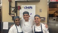 Kemudian pada 9 Februari 2020, Renzky Kurniawan diminta untuk membantu Wolfgang Puck Catering dalam mempersiapkan ribuan menu makanan untuk para bintang Hollywood. Foto: Instagram @renzkykrnwn