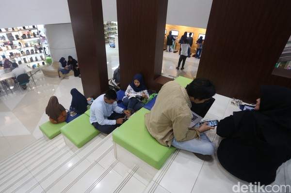 Mengintip Jeroan Dan Fasilitas Perpustakaan Tertinggi Di Dunia