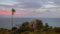 Tempat wisata ini menawarkan pemandangan batuan yang membentuk morfologi unik.