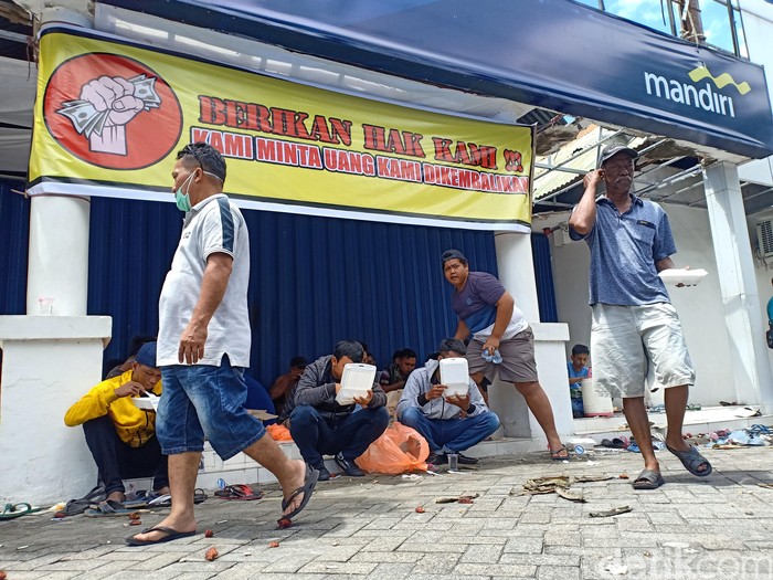 Sejumlah warga menduduki kantor Bank Mandiri Sidrap. Mereka meminta uang nasabah yang hilang dikembalikan (Hasrul Nawir/detikcom)