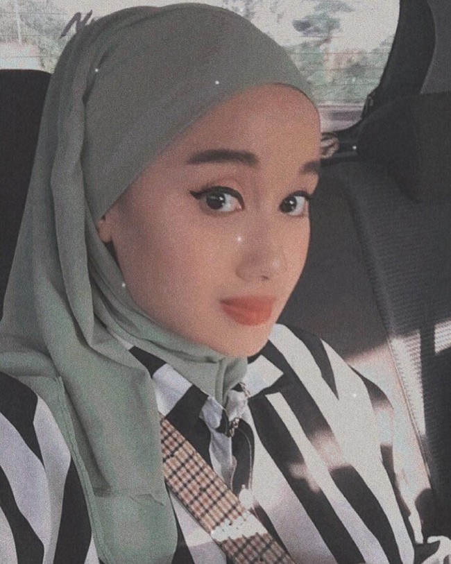 Nabila Azlan tiba-tiba jadi sensasi di internet, terutama di kalangan netizen Indonesia. Beberapa akun menyandingkan fotonya dengan Ariana Grande dan menyebut seolah ia adalah kembarannya. Tak lama, ia pun juga menjadi buah bibir di negaranya dan masuk berita lokal. Foto: Instagram @nblaazln