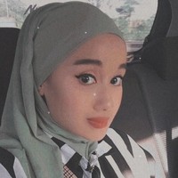 Nabila Azlan tiba-tiba jadi sensasi di internet, terutama di kalangan netizen Indonesia. Beberapa akun menyandingkan fotonya dengan Ariana Grande dan menyebut seolah ia adalah kembarannya. Tak lama, ia pun juga menjadi buah bibir di negaranya dan masuk berita lokal. Foto: Instagram @nblaazln
