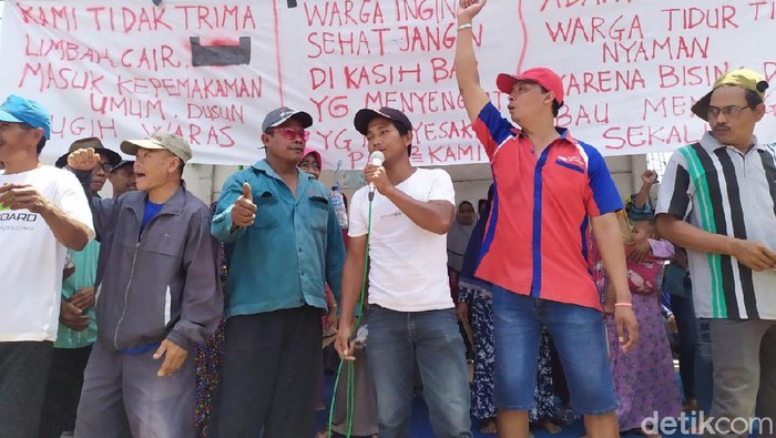Warga Demo Pabrik Mebel di Mojokerto