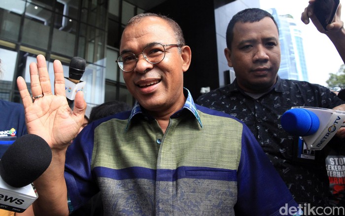 Yosef Badeoda Diperiksa KPK Eks anggota DPR RI Yosef B.Badeoda meninggalkan gedung KPK usai jalani pemeriksaan. Ia diperiksa terkait kasus suap yang libatkan mantan Sekretaris MA Nurhadi.