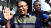 Mantan anggota DPR RI dari Fraksi Partai Demokrat, Yosef B. Badeoda tersenyum dan melambaikan tangan ke awak media saat meninggalkan gedung KPK usai menjalani pemeriksaan, Jakarta, Selasa (18/2/2020).