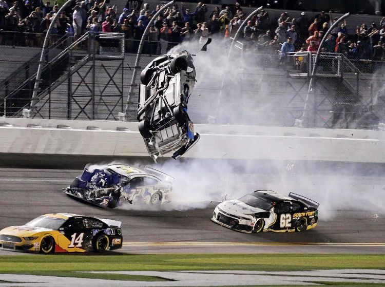 Momen Tabrakan Mengerikan di NASCAR Daytona