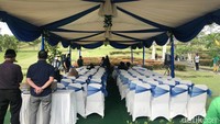 Deretan bangku dan tenda untuk prosesi pemakaman suami Bunga Citra Lestari tersebut.