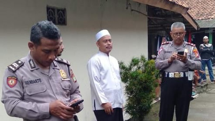 Rumah Slamet Maarif dilempat batu oleh OTK