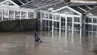 Bendera Uni Eropa terendam banjir. Steve Parsons/PA via AP.