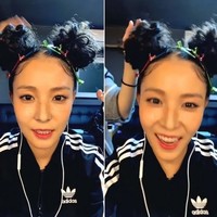 Meskipun sudah tak lagi berusia remaja, nyatanya penyanyi BoA tetap bisa tampil imut dengan rambut Pucca. Gaya rambut ini dia terapkan saat tampil di sebuah acara. Dipadukan dengan jaket adidas, penampilannya jadi terkesan imut sekaligus sporty.  Foto: Istimewa