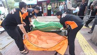 Usai diketahui meninggal, petugas kepolisian datang dan mengevakuasi jenazah.