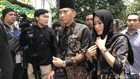 Ibas Yudhoyono bersama sang istri, Aliya Rajasa datang untuk melayat di rumah duka. Mereka kompak memakai batik dan pakaian bernuansa hitam. Foto: Palevi/detikHOT