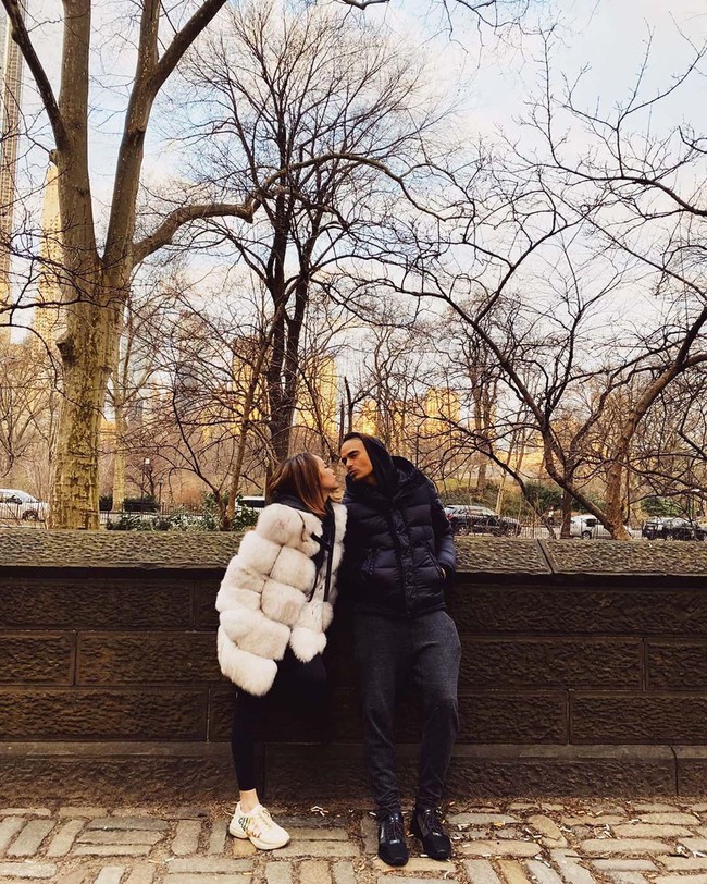 Ashraf Sinclair menemani BCL ke New York untuk menghadiri fashion show Michael Kors. Selama di NY, menurut perwakilan Michael Kors Indonesia yang ikut menemani BCL dan Ashraf, bintang sinetron yang meninggal dunia di usia 40 tahun itu tampak sehat. Almarhum sehat, bercanda, tertawa, kata perwakilan Michael Kors Indonesia saat dihubungi Wolipop, Selasa (18/2/2020). Foto: Instagram