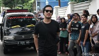 Morgan Oey juga hadir di rumah duka. Foto: Palevi/detikHOT