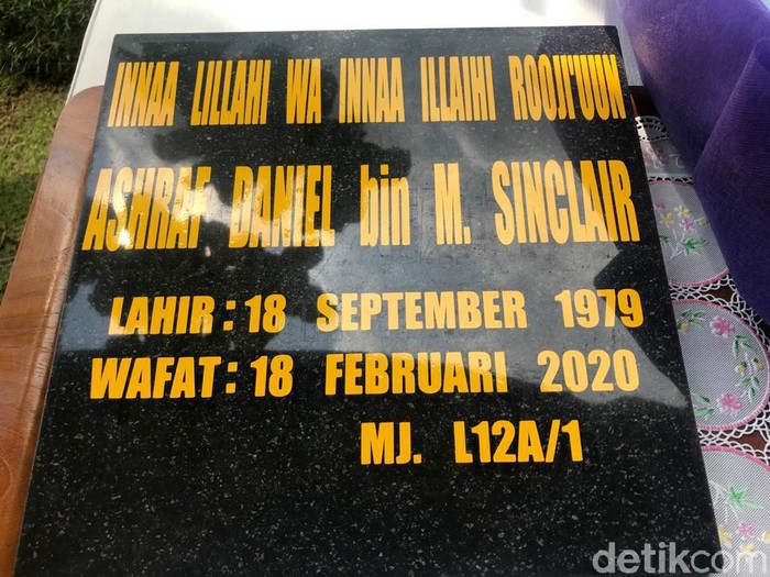 Pemakaman Ashraf Sinclair di San Diego Hills, Kerawang.