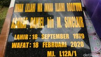 Batu nisan Ashraf Sinclair sudah disiapkan di San Diego Hills, Karawang, Jawa Barat pada Selasa (18/2).