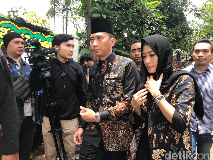 Ibas Yudhoyono melayat ke rumah duka Ashraf Sinclair (Hanif/detikcom) Ibas Yudhoyono melayat ke rumah duka Ashraf Sinclair (Hanif/detikcom)