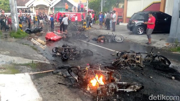 Penampakan Motor Terbakar Saat Bentrok Bonek Vs Aremania