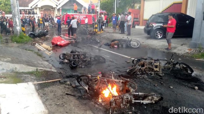 Bentrok antara massa Bonek dengan massa Aremania terjadi di kawasan Blitar, Jatim. Sejumlah motor hangus terbakar akibat bentrok itu.