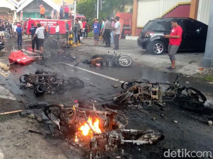 Penampakan Motor Terbakar Saat Bentrok Bonek Vs Aremania