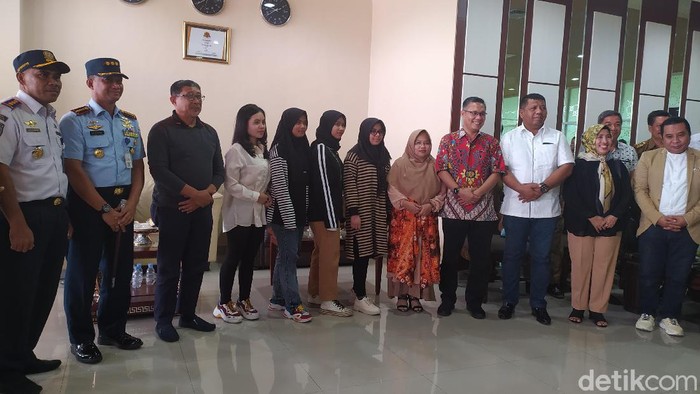 Empat mahasiswa asal Sulawesi Tenggara (Sultra) yang sempat menjalani masa karantina di Natuna tiba di Kota Kendari (Sitti Harlina/detikcom)
