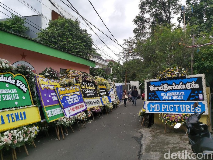 Karangan bunga di rumah duka Ashraf Sinclair (Pingkan/detikcom) Karangan bunga di rumah duka Ashraf Sinclair (Pingkan/detikcom)