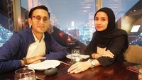 Jika tadi menyantap sashimi salmon, kini Bella dengan memakai jilbab kuning cerah sedang menyantap sup ayam yang hangat. Ia menyantap ini sambil mempromosikan sebuah merek untuk penyedap rasa. Foto: Instagram @laudyacynthiabella