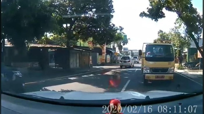 Tangkapan layar video viral Mobil Santuy Hadang Truk di Klaten, Selasa (18/2/2020).