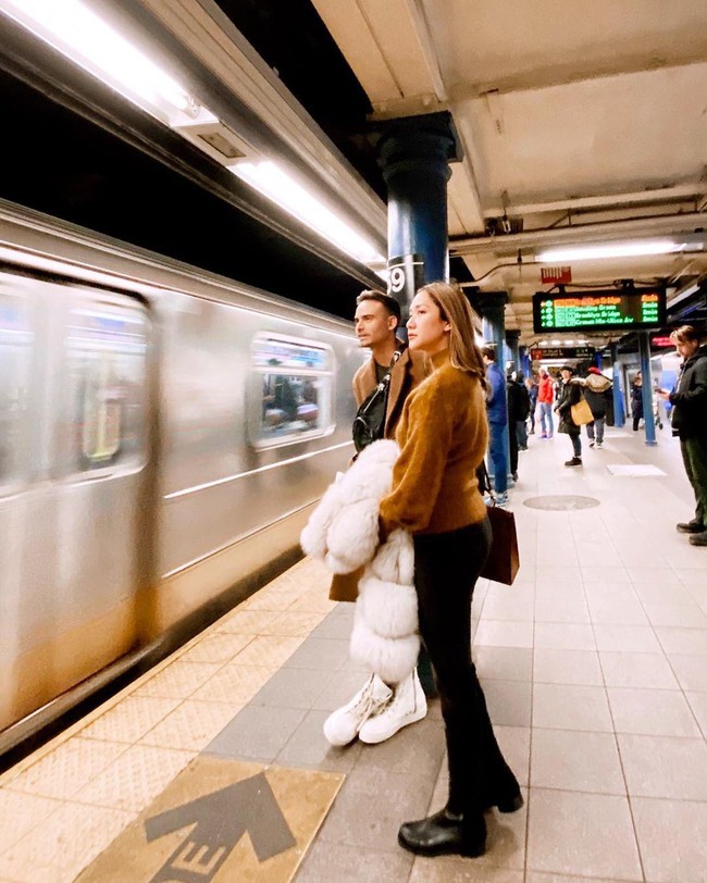 BCL ditemani Ashraf ke New York untuk menghadiri fashion show koleksi fall/winter 2020 dari Michael Kors. Hanya BCL sendiri yang hadir di fashion show tersebut.Foto: Instagram